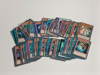 une pile de cartes posées sur une table