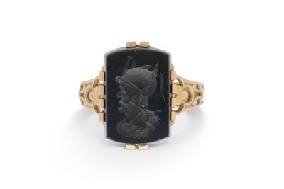 une bague en or avec une pierre noire au centre