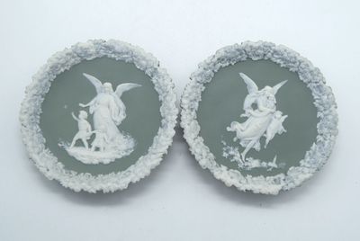 2 médaillions en WEDGEWOOD à décor romantique - D: 15 cm