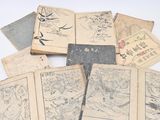 une pile de vieux livres posés sur une table