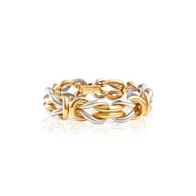 gros plan d'une bague en or et en argent sur fond blanc