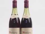 deux bouteilles de vin posées l'une à côté de l'autre sur une surface blanche