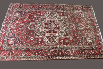 un tapis oriental à motifs rouges et bleus