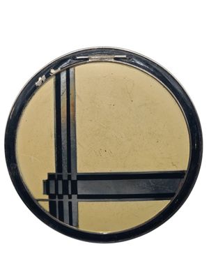 une image représentant un bouton orné d'un motif en damier