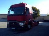 un camion rouge garé dans un parking