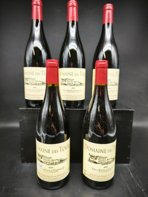 quatre bouteilles de vin se trouvent dans une boîte noire