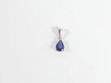 un gros plan d'un pendentif en saphir bleu sur fond blanc
