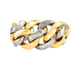 gros plan d'une bague en or et en argent sur fond blanc