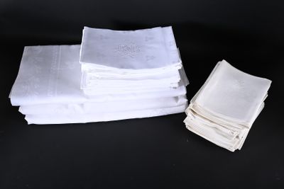 une pile de serviettes blanches posée sur une table noire