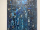 un tableau accroché au mur d'une pièce