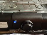 une image représentant un barbecue sur lequel brille une lumière bleue