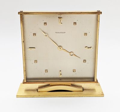JAEGER LECOULTRE Pendule en métal doré à cadran carré, le fo…
