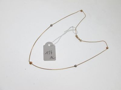 gros plan d'un collier auquel est attachée une étiquette