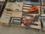 de nombreux outils posés sur une palette