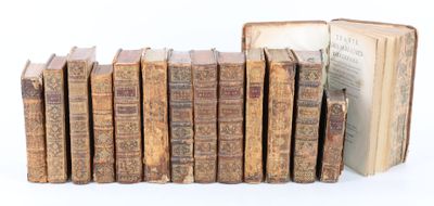 plusieurs vieux livres sont empilés sur une surface blanche