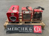 trois machines rouges et noires posées sur une palette en bois