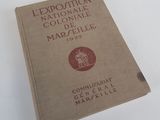 un livre posé sur une table