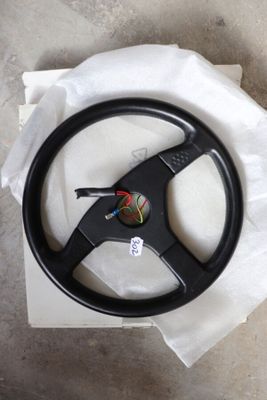 un volant noir orné d'une rayure noire
