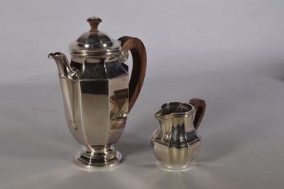 cafetière et pot à lait plaqués argent, avec poignée en bois