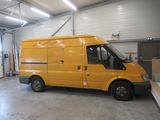 une camionnette jaune garée à l'intérieur d'un bâtiment