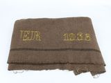 une photo d'une écharpe marron sur laquelle sont brodées les lettres « mr » et « mrs »