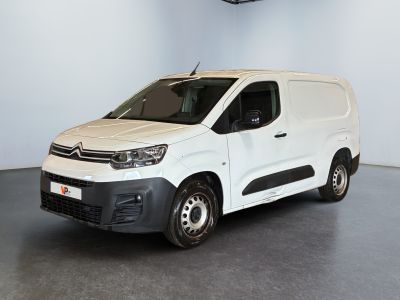 La camionnette blanche est garée dans le garage de l'immeuble