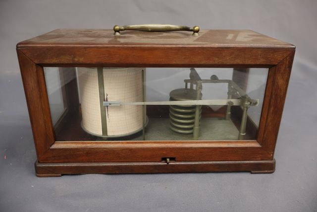 Barographe enregistreur, dans son coffret en bois vitré, plaque E...