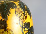 un vase jaune orné d'un motif noir et jaune