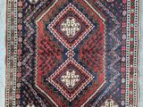 un tapis bleu et rouge orné d'un motif en losanges