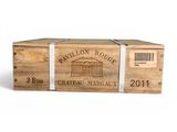 un gros plan d'une boîte de vin sur fond blanc
