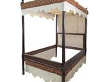 un lit à baldaquin sur fond blanc