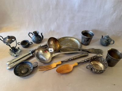 beaucoup d'argenterie sur une table à fond blanc