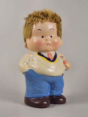 une petite figurine représentant un garçon portant une cravate