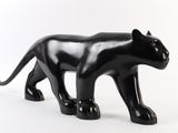 une statue représentant un chat noir sur fond blanc