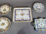 de nombreuses assiettes et plateaux posés sur une table