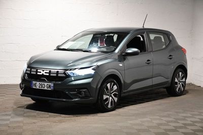 la voiture grise est garée dans le garage sur le sol en damier