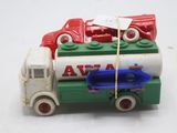 un camion jouet surmonté d'un char rouge et blanc