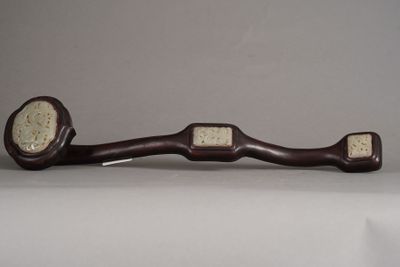 CHINE. Septre Ruyi en bois exotique.