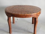 une petite table avec un plateau en bois sur fond blanc