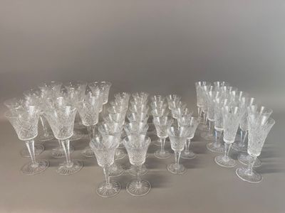un grand nombre de verres à vin posés sur une table