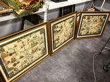 trois photos encadrées posées sur une table dans une pièce