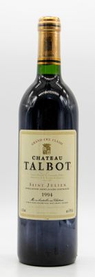 une bouteille de vin posée sur une table