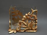 un vase en verre orné d'un motif doré