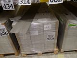 beaucoup de cartons empilés dans un magasin