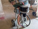 une machine posée sur le sol du garage