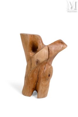 une sculpture en bois représentant un oiseau perché sur une branche