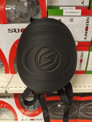 une poêle noire posée sur une étagère dans un magasin