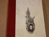 un livre sur lequel figure le dessin d'un château