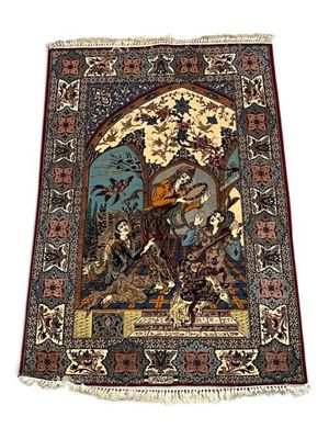 un tapis sur lequel figure l'image d'un homme à cheval
