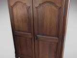 une vieille armoire en bois avec un plateau en marbre et deux portes